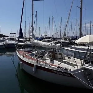 Bateau A Quai St Raphael, 4 Couchages , Voilier Etap 28i Botel